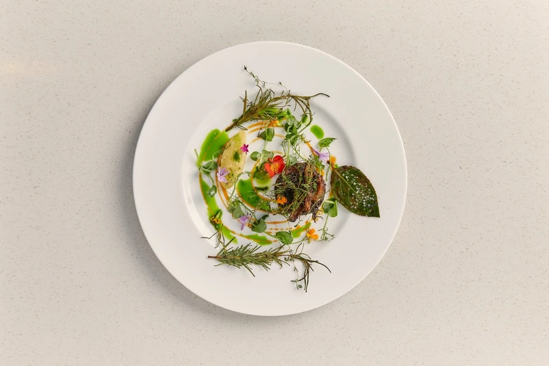 菜色皆從時令蔬菜作為發想源頭。