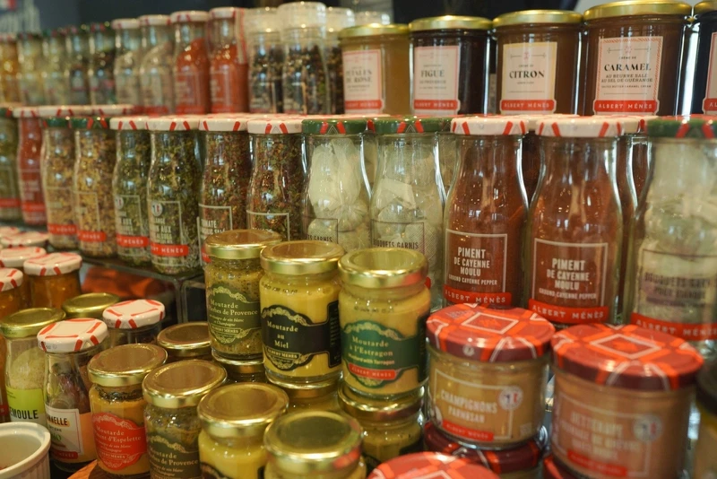 Albert Menes 系列商品，品項豐富，從香料到果醬以及年份沙丁魚罐頭皆有，台灣由綠活企業代理引進。