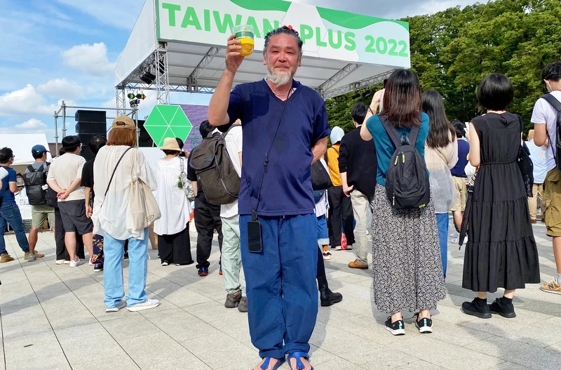 設計東奧會徽的藝術家野老朝雄，連兩日都驚喜現身會場力挺，大逛市集攤位及展覽，體驗台灣文化、吃美食外，並到舞台前觀賞歌手吳汶芳、滅火器演出。更特別前往寫真展「台湾来い(恋)♡」，裡面滿滿的台灣風景，讓他想起了先前來台灣的景象。