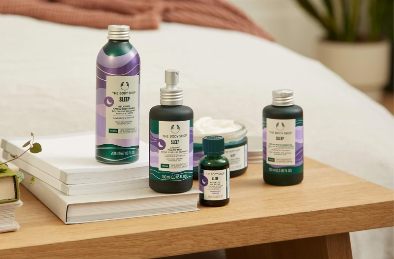 由左至右THE BODY SHOP【甦心活耀 能量喚膚】靜舒心系列 頭髮&身體清潔露-200ML $880,舒眠噴霧-100ML $1100,精萃油-20ML $1350,美膚霜-200ML $1,880(尚未到貨) ,舒緩按摩油-100ML $1280 由左至右THE BODY SHOP【甦心活耀 能量喚膚】靜舒心系列 頭髮&身體清潔露-200ML $880,舒眠噴霧-100ML $1100,精萃油-20ML $1350,美膚霜-200ML $1,880(尚未到貨) ,舒緩按摩油-100ML $1280