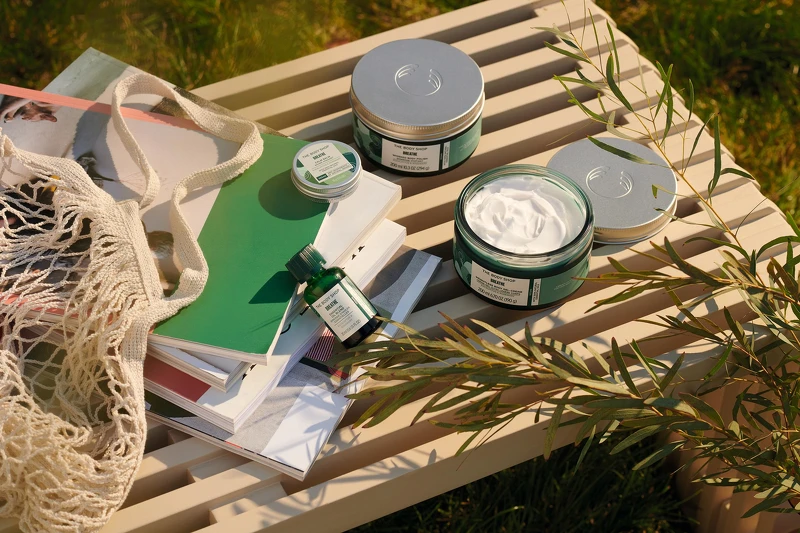 由左至右THE BODY SHOP【甦心活耀 能量喚膚】森呼吸 精萃油-20ML $1350,精萃霜-15G $580,身體磨砂膏-200ML $1680,美膚霜-200ML$1880 由左至右THE BODY SHOP【甦心活耀 能量喚膚】森呼吸 精萃油-20ML $1350,精萃霜-15G $580,身體磨砂膏-200ML $1680,美膚霜-200ML$1880