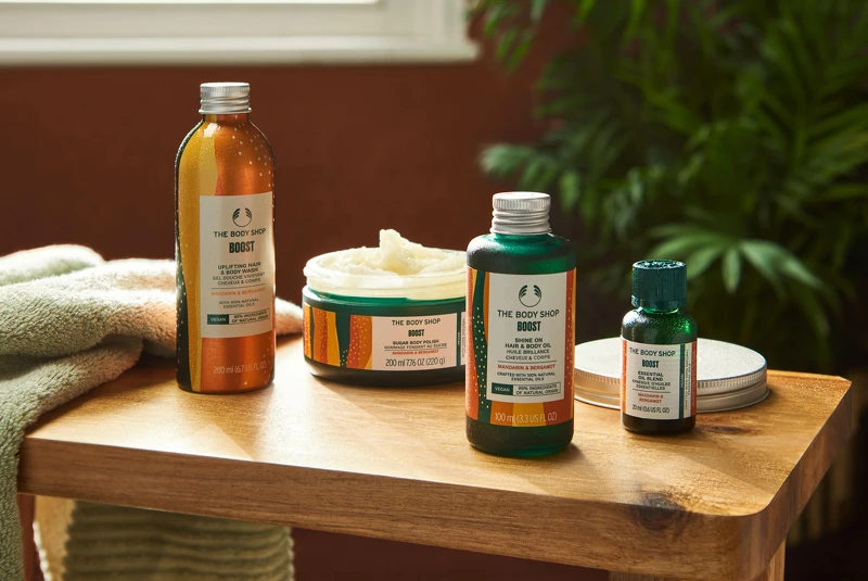 由左至右THE BODY SHOP【甦心活耀 能量喚膚】激活力 頭髮&身體清潔露-200ML $880,身體磨砂膏-200ML $1680(尚未到貨),雙效滋養護理油-100ML $1280,精萃油-20ML $1350 由左至右THE BODY SHOP【甦心活耀 能量喚膚】激活力 頭髮&身體清潔露-200ML $880,身體磨砂膏-200ML $1680(尚未到貨),雙效滋養護理油-100ML $1280,精萃油-20ML $1350