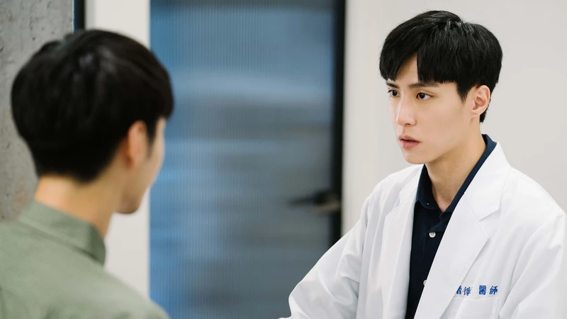 《我的牙想你》余晉（右）飾演牙醫院長「晉循安」，性格高冷難以親近