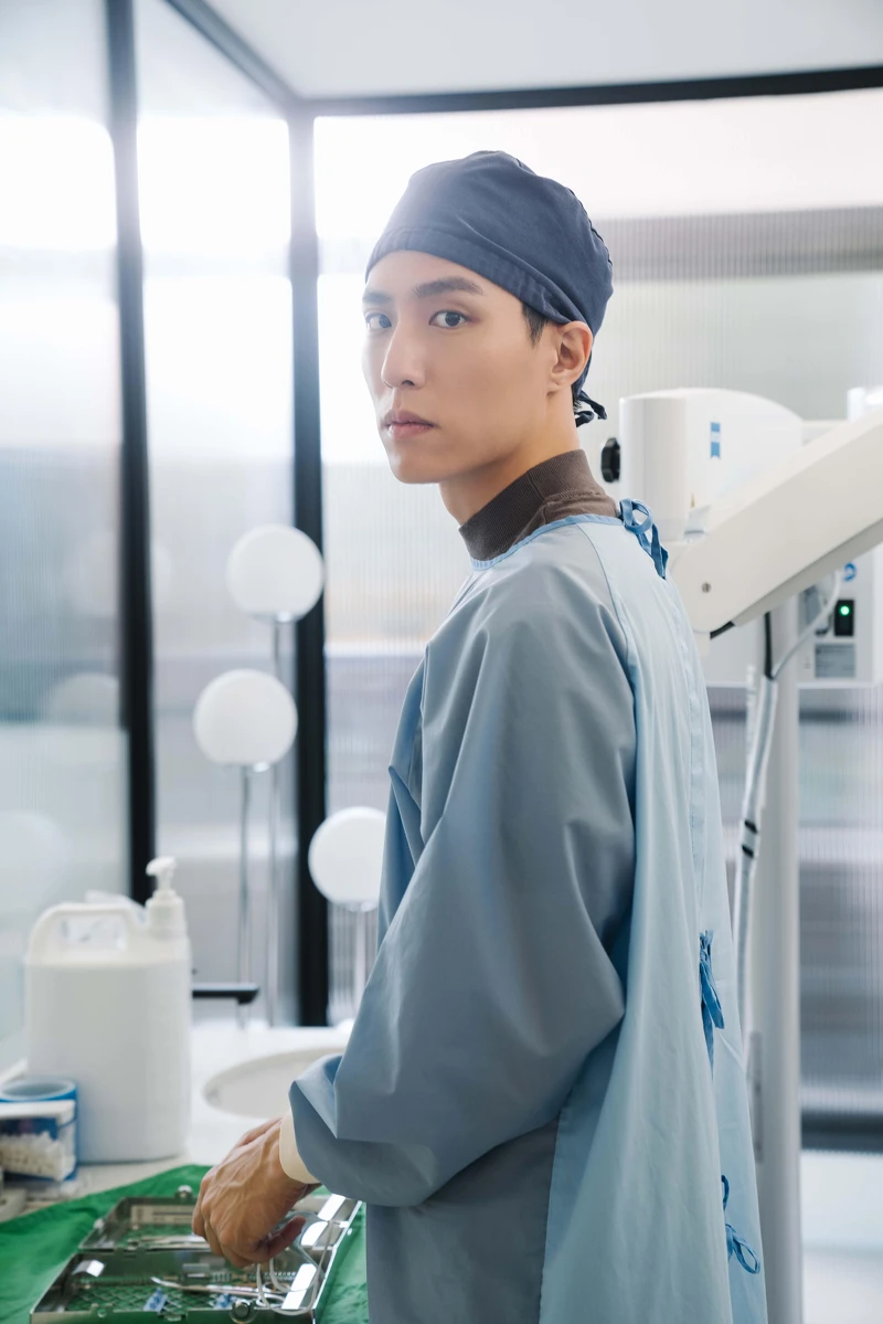 《我的牙想你》余晉飾演牙醫，開拍前做足牙醫訓練的準備功課