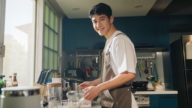 《我的牙想你》吳岳擎飾演餐酒館老闆「白朗」，個性開朗但內心孤獨