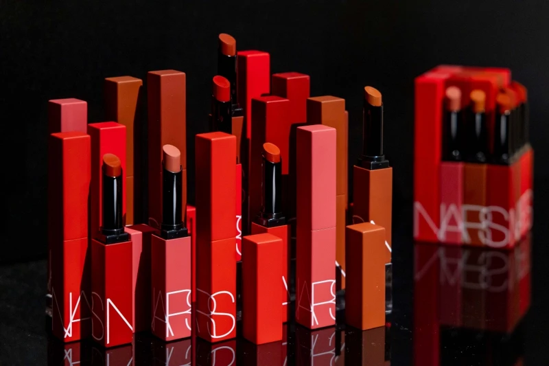 NARS特霧絲柔持色唇膏陳列照。 NARS特霧絲柔持色唇膏陳列照。