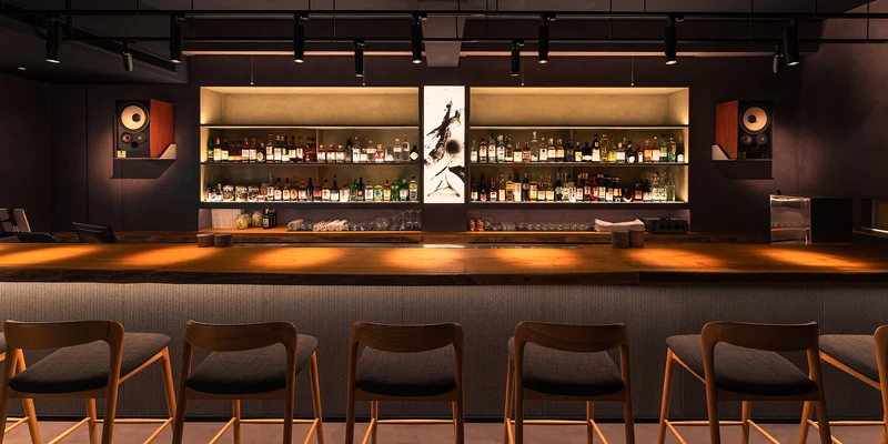 吧台位置,中間為平面設計廖小子(Godkidlla)特地揮毫創作。 吧台位置,中間為平面設計廖小子(Godkidlla)特地揮毫創作。