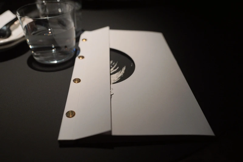 「BAR PINE 松」精心設計的菜單。 「BAR PINE 松」精心設計的菜單。