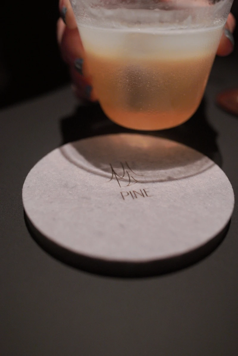 使用音響的高密度隔音棉做成不沾黏杯子又能吸水的杯墊。 使用音響的高密度隔音棉做成不沾黏杯子又能吸水的杯墊。