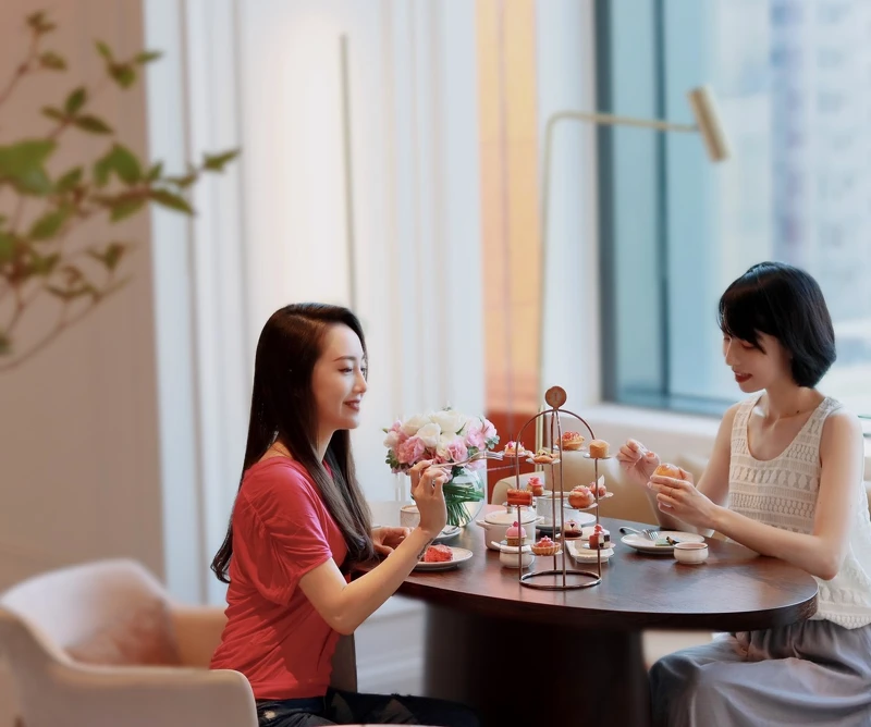 高雄洲際酒店響應「2022裙襬澎澎RUN」,於大廳酒吧BLT33推出「粉紅能量主題下午茶」,同時提撥部份營收捐贈支持乳癌防治。 高雄洲際酒店響應「2022裙襬澎澎RUN」,於大廳酒吧BLT33推出「粉紅能量主題下午茶」,同時提撥部份營收捐贈支持乳癌防治。