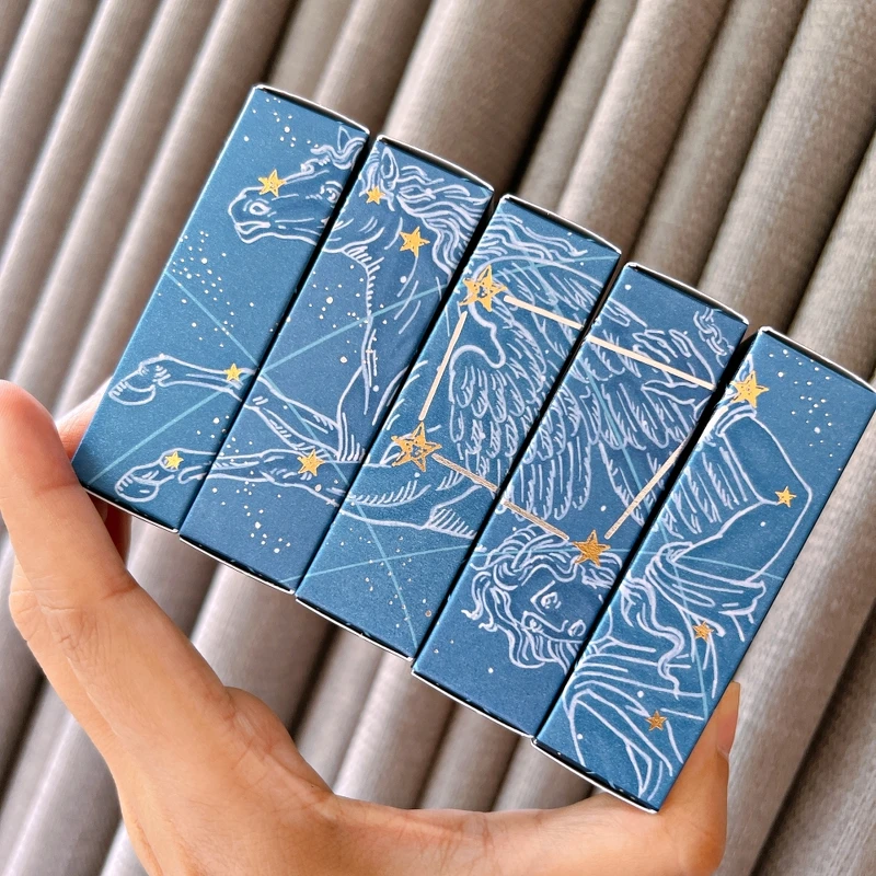 肌膚之鑰幻耀星空迷你唇膏組的唇膏外盒可拼出星座圖案。 肌膚之鑰幻耀星空迷你唇膏組的唇膏外盒可拼出星座圖案。