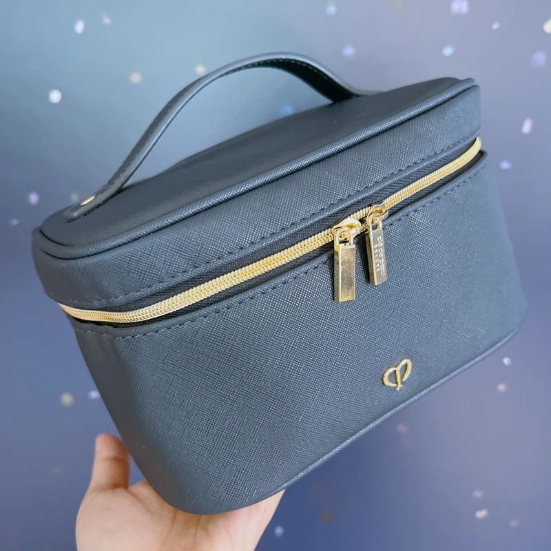 肌膚之鑰2022週年慶推出的光采旅行化妝箱質感極佳。