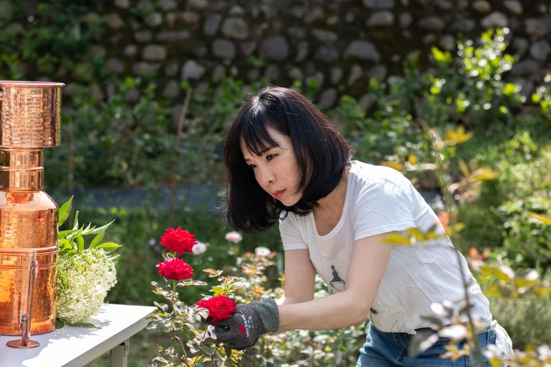 《凝香,手工純露的科學與實證-余珊的蒸餾教室,花草木果DIY精油、純露的萃取方程式。》作者余珊 (Photo/麥浩斯出版社)。 《凝香,手工純露的科學與實證-余珊的蒸餾教室,花草木果DIY精油、純露的萃取方程式。》作者余珊 (Photo/麥浩斯出版社)。