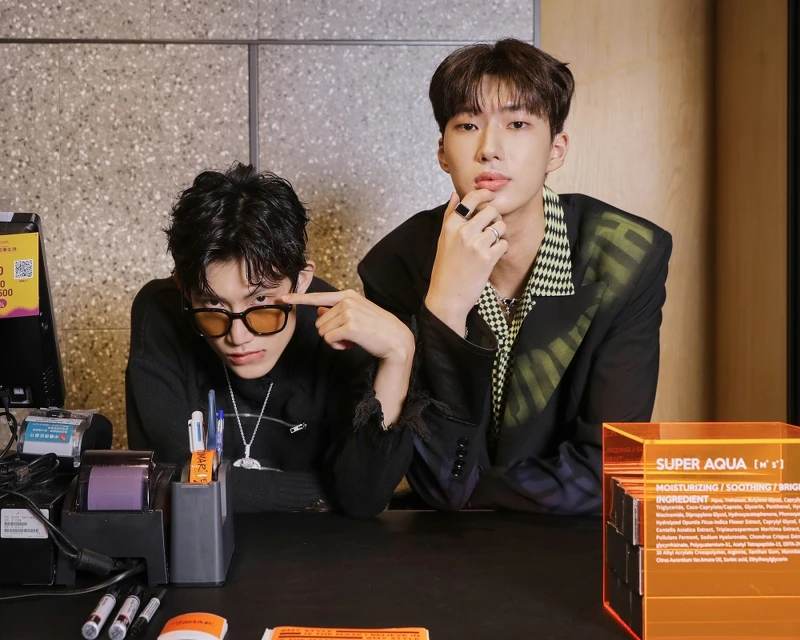 原子少年降臨Der ZÖMAR品牌概念快閃店,天王星金雲與唐立杰擔任一日店長。 原子少年降臨Der ZÖMAR品牌概念快閃店,天王星金雲與唐立杰擔任一日店長。