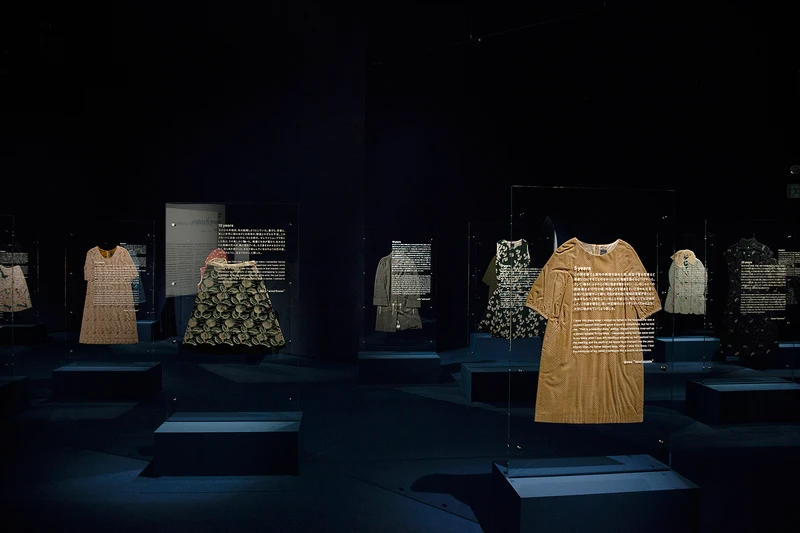 「土」訴說 minä perhonen 的衣服如何參與穿者的人生。（Photograph：L . A . TOMARI）