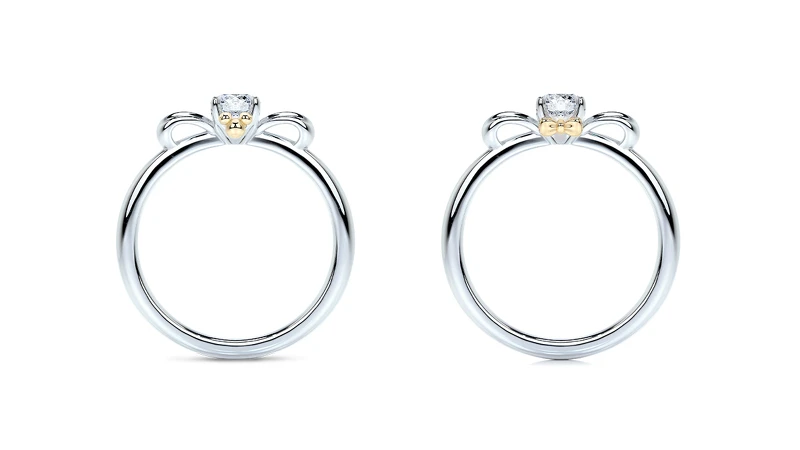 經典米奇Love Promise 婚嫁系列求婚鑽戒,一側飾有金黃色的蝴蝶結,另一側則飾以金黃色的米奇造型,象徵兩人相知相守不分離的情意,戒台售價 18K NT$32,800/HK$8,200 ; 鉑金 NT$40,000/ HK$10,000,主鑽價格另計 經典米奇Love Promise 婚嫁系列求婚鑽戒,一側飾有金黃色的蝴蝶結,另一側則飾以金黃色的米奇造型,象徵兩人相知相守不分離的情意,戒台售價 18K NT$32,800/HK$8,200 ; 鉑金 NT$40,000/ HK$10,000,主鑽價格另計