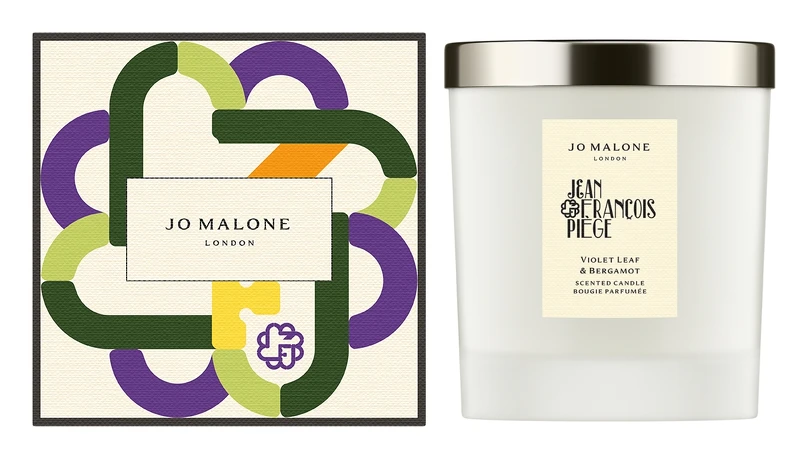 每款蠟燭及其奶油方盒上都印有Jean-François Piège的標誌,該標誌由他長年合作法國設計機構巴黎MM所設計。 每款蠟燭及其奶油方盒上都印有Jean-François Piège的標誌,該標誌由他長年合作法國設計機構巴黎MM所設計。