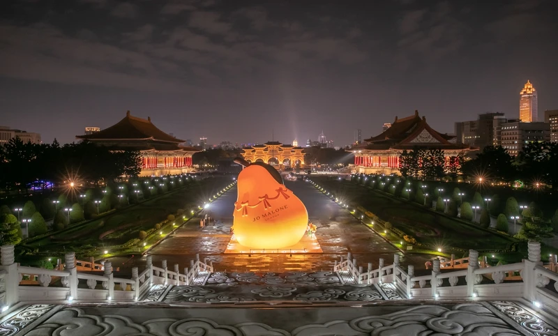 Jo Malone London 全球首座巨型英國梨造型裝置藝術夜間空景照。