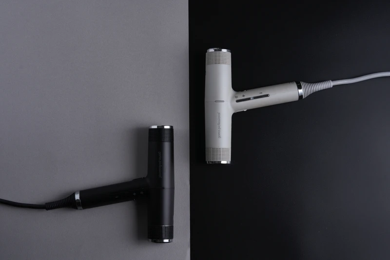 GAMA iQ Perfetto高效專業智能吹風機曜石黑與經典灰。 GAMA iQ Perfetto高效專業智能吹風機曜石黑與經典灰。