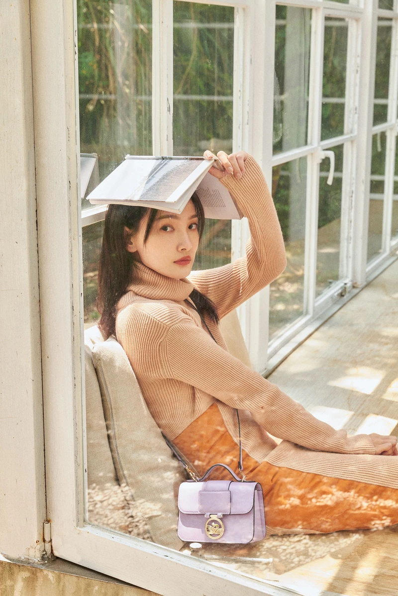 小美:淡粉色高領連身裙、橘黃色高跟靴、丁香紫Box-Trot 包款,all by Longchamp。 小美:淡粉色高領連身裙、橘黃色高跟靴、丁香紫Box-Trot 包款,all by Longchamp。