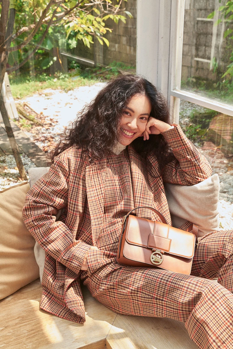 余惟:格紋西裝外套、格紋連身褲、白色高領壓紋毛衣、干邑色Box-Trot 包款、黑色跟鞋,all by Longchamp。 余惟:格紋西裝外套、格紋連身褲、白色高領壓紋毛衣、干邑色Box-Trot 包款、黑色跟鞋,all by Longchamp。