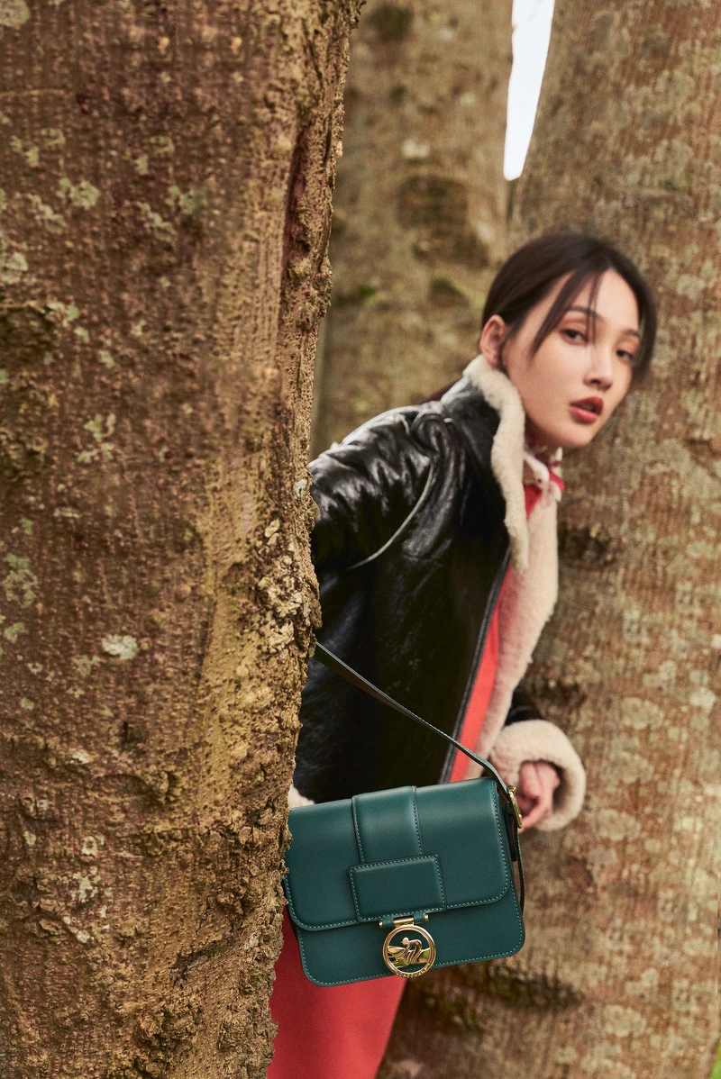 小美:羊皮夾克外套、紅色連身裙、紅色高跟靴、柏綠色Box-Trot包款。 小美:羊皮夾克外套、紅色連身裙、紅色高跟靴、柏綠色Box-Trot包款。