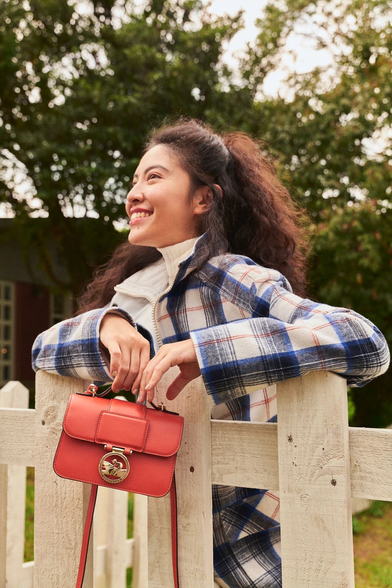 余惟:白色高領壓紋毛衣、藍白色格紋大衣、白色雨靴、橙色Box-Trot包款。 余惟:白色高領壓紋毛衣、藍白色格紋大衣、白色雨靴、橙色Box-Trot包款。
