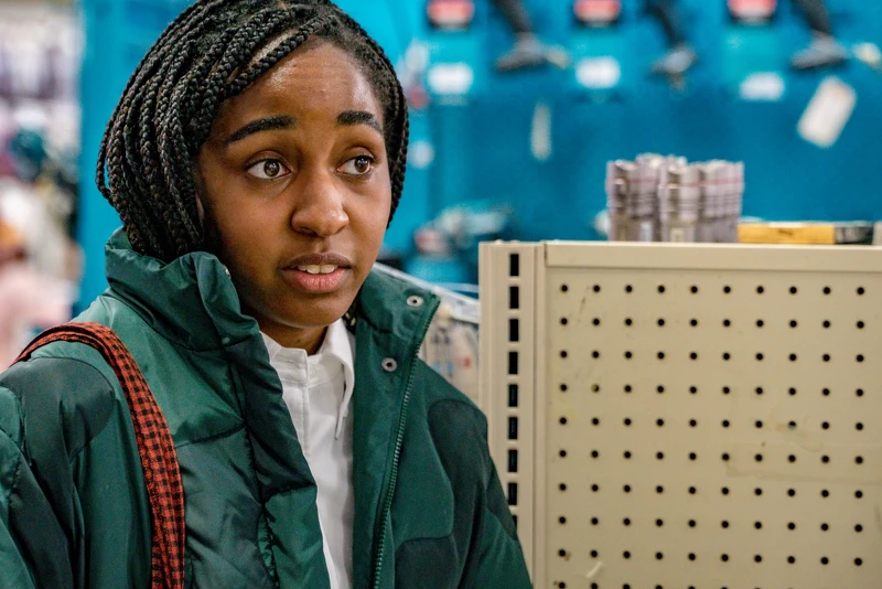 席德妮（Sydney）因為崇拜卡米加入餐廳。