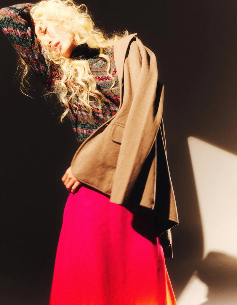 黑色高領針織衫、綠色針織毛衣、毛料西裝外套、粉色漸層波浪裙,All by Lauren Ralph Lauren。 黑色高領針織衫、綠色針織毛衣、毛料西裝外套、粉色漸層波浪裙,All by Lauren Ralph Lauren。