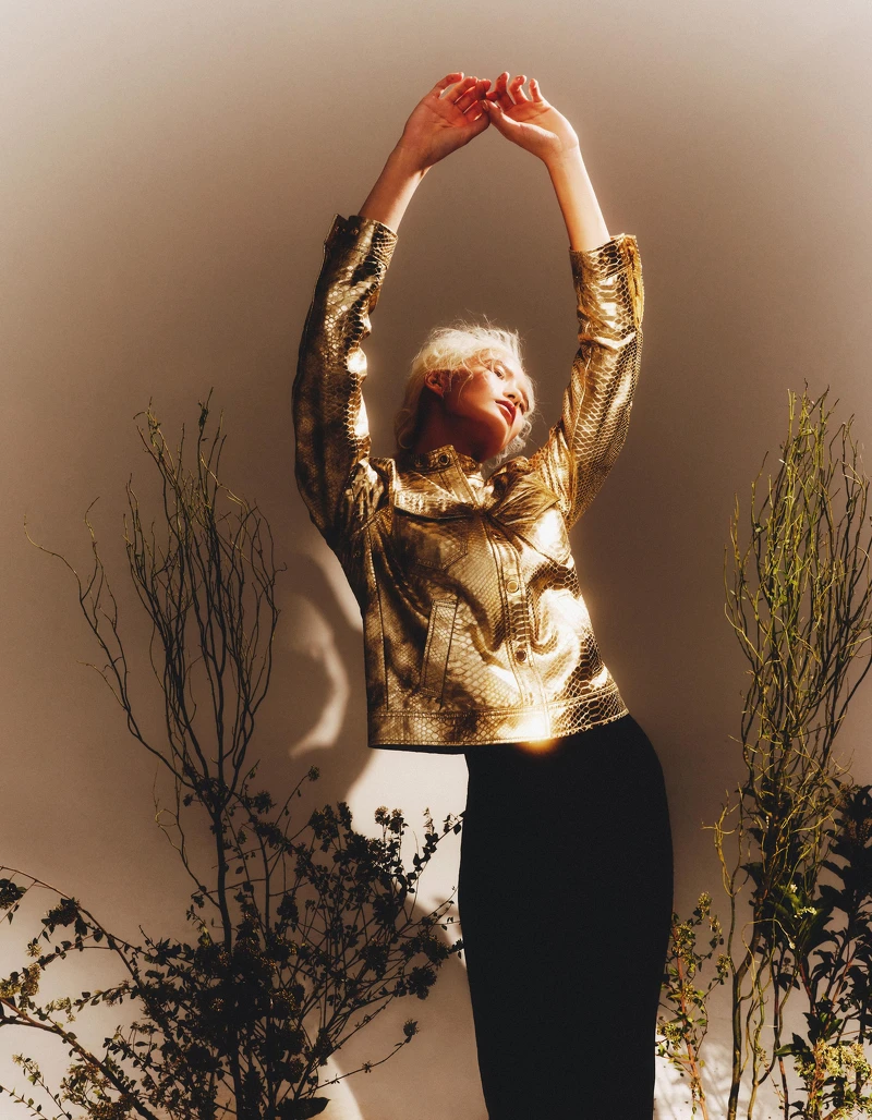 金色蛇紋皮革外套、黑色針織窄裙,All by Lauren Ralph Lauren。 金色蛇紋皮革外套、黑色針織窄裙,All by Lauren Ralph Lauren。