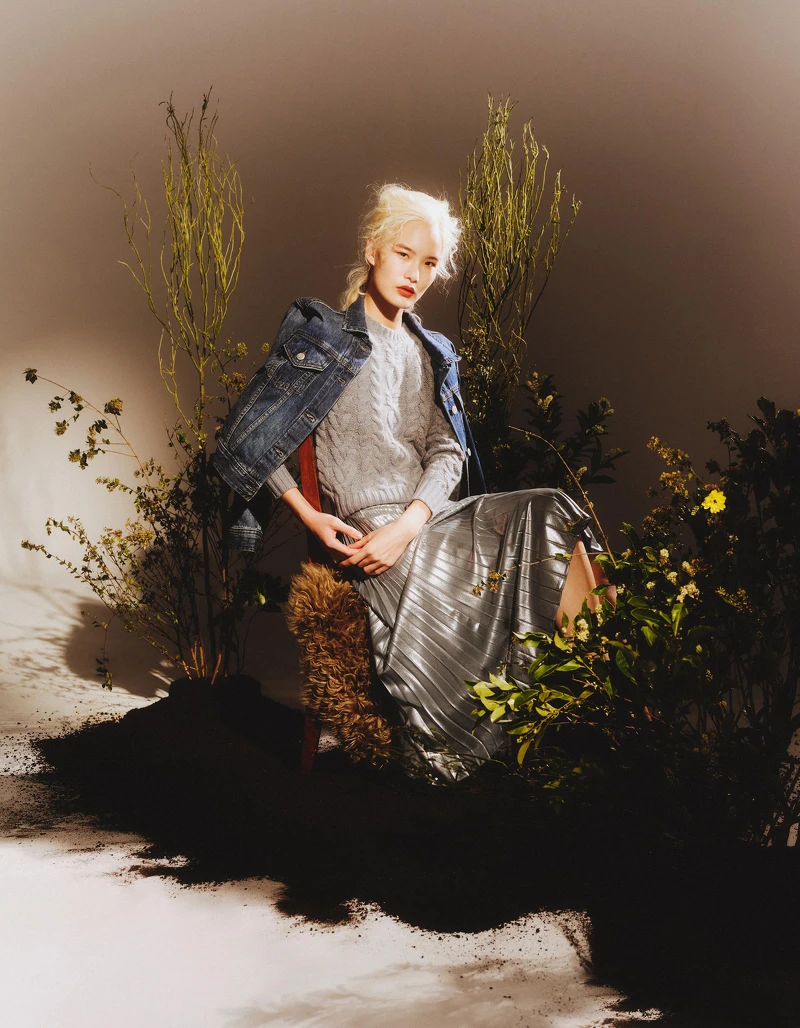 丹寧外套、灰藍色針織衫、金屬百摺長裙,All by Lauren Ralph Lauren。 丹寧外套、灰藍色針織衫、金屬百摺長裙,All by Lauren Ralph Lauren。