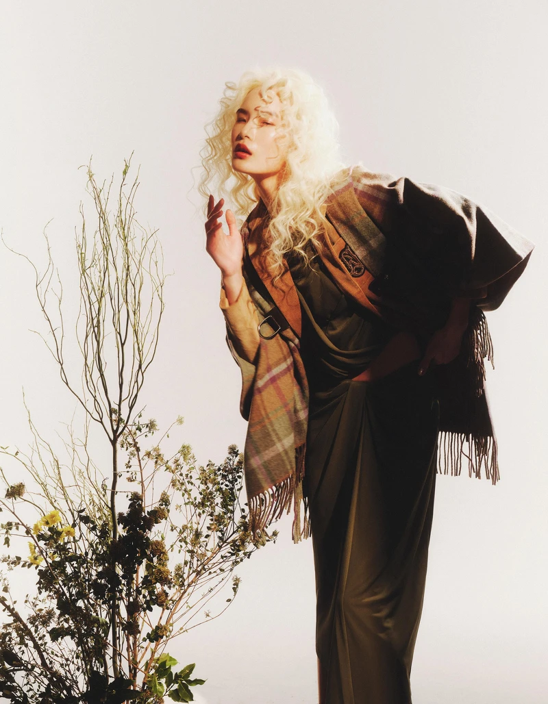 格紋斗篷、咖啡色學院西裝外套、綠色高領針織衫、綠色長裙,All by Lauren Ralph Lauren。 格紋斗篷、咖啡色學院西裝外套、綠色高領針織衫、綠色長裙,All by Lauren Ralph Lauren。