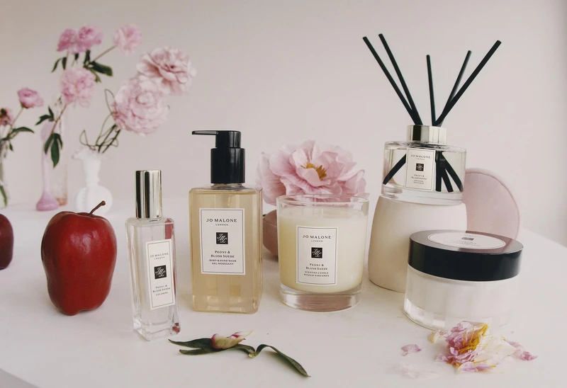 牡丹與胭紅麂絨香水30ml NT 2,700、潔膚露250ml NT1,800、蠟燭200g NT2,700 牡丹與胭紅麂絨香水30ml NT 2,700、潔膚露250ml NT1,800、蠟燭200g NT2,700