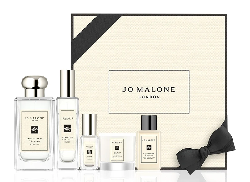 任選一款100ml香水和30ml香水,即贈 15ml潔膚露、迷你香氛工藝蠟燭、和9ml香水。定價:NT9,795,優惠價NT8,050(組合特別加贈潔膚露、迷你蠟燭與迷你香氛,是最有質感的旅行香氛組。) 任選一款100ml香水和30ml香水,即贈 15ml潔膚露、迷你香氛工藝蠟燭、和9ml香水。定價:NT9,795,優惠價NT8,050(組合特別加贈潔膚露、迷你蠟燭與迷你香氛,是最有質感的旅行香氛組。)