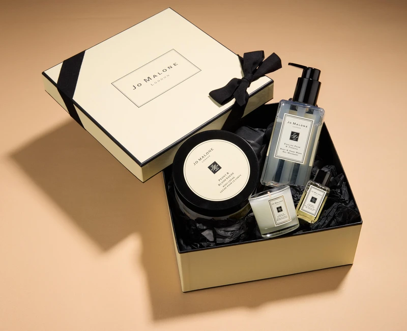 任選一款250ml潔膚露和175ml潤膚霜,即贈15ml潔膚露、迷你香氛工藝蠟燭、 定價:NT 6,095,優惠價:NT5,150 任選一款250ml潔膚露和175ml潤膚霜,即贈15ml潔膚露、迷你香氛工藝蠟燭、 定價:NT 6,095,優惠價:NT5,150