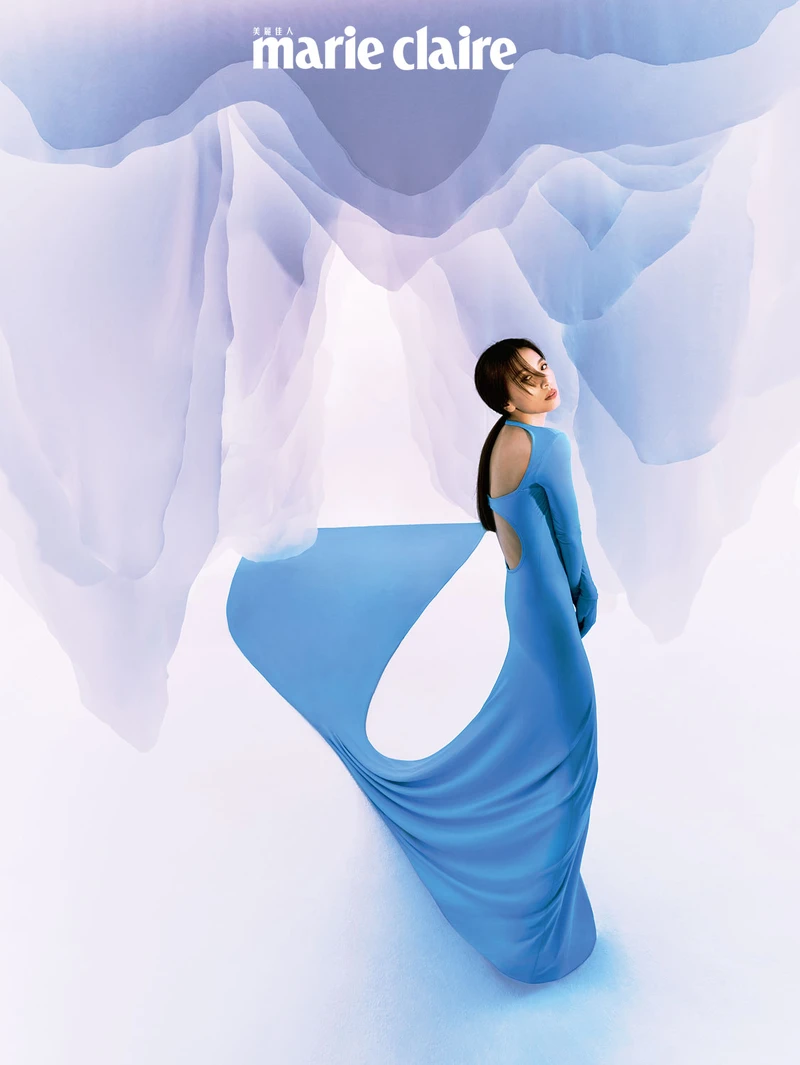 藍色長裙襬洋裝，Balenciaga。