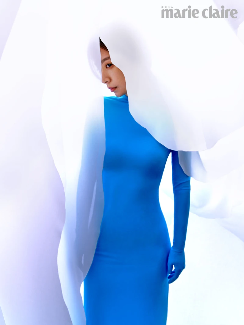 藍色長裙襬洋裝，Balenciaga。