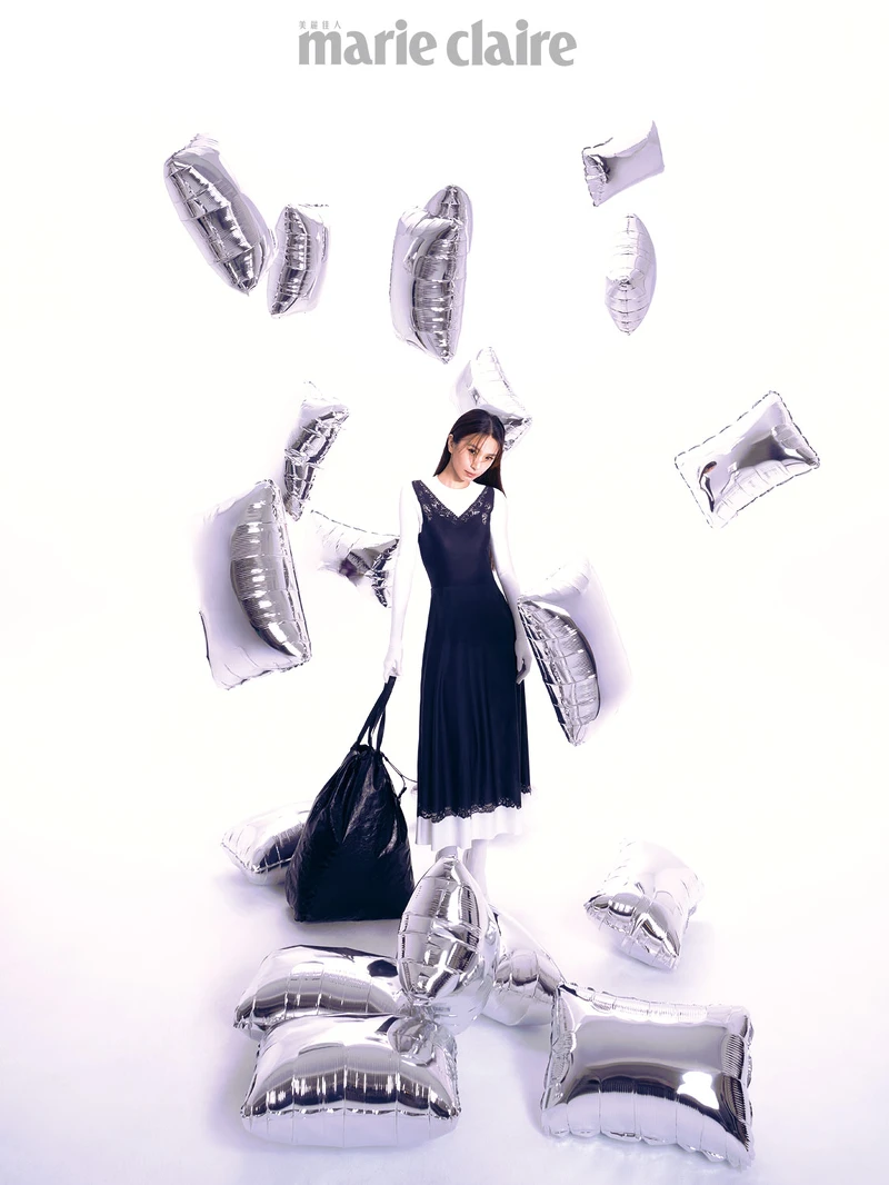 黑白連身洋裝、黑色垃圾袋造型束口包，both by Balenciaga。