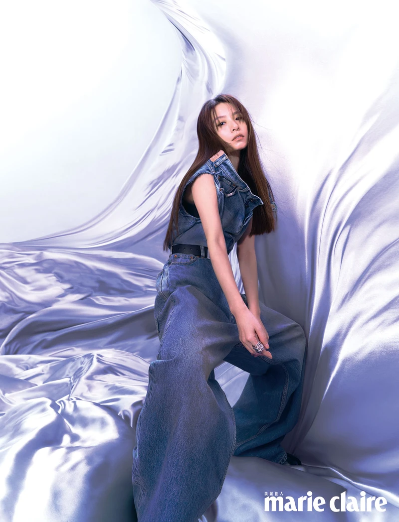 丹寧上衣、丹寧寬褲、黑色皮帶、銀色戒指，all by Balenciaga。