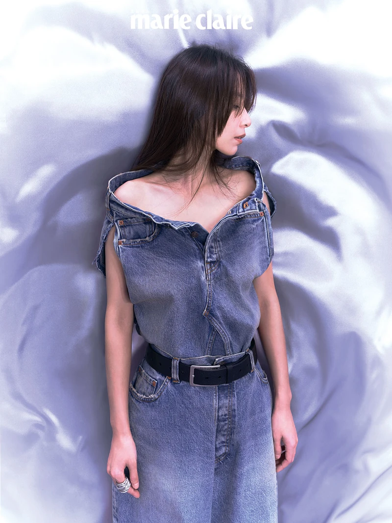 丹寧上衣、丹寧寬褲、黑色皮帶、銀色戒指，all by Balenciaga。