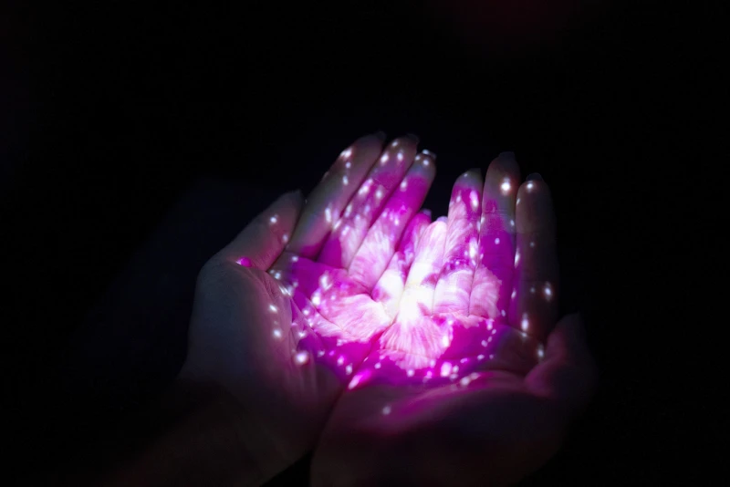 將平淡無奇的酒精消毒動作加入互動藝術,伸手消毒的同時手中便會出現美麗花朵的投影 將平淡無奇的酒精消毒動作加入互動藝術,伸手消毒的同時手中便會出現美麗花朵的投影