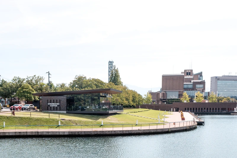 富山縣美術館附近還有號稱世界最美的星巴克(李海楓 攝) 富山縣美術館附近還有號稱世界最美的星巴克(李海楓 攝)