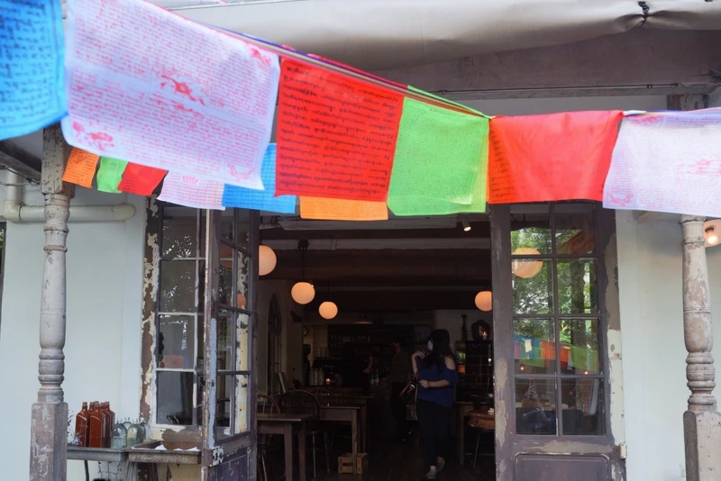 「香色 Xiang Se 」比賽現場,以藏族傳統五色旗佈置庭院。 「香色 Xiang Se 」比賽現場,以藏族傳統五色旗佈置庭院。