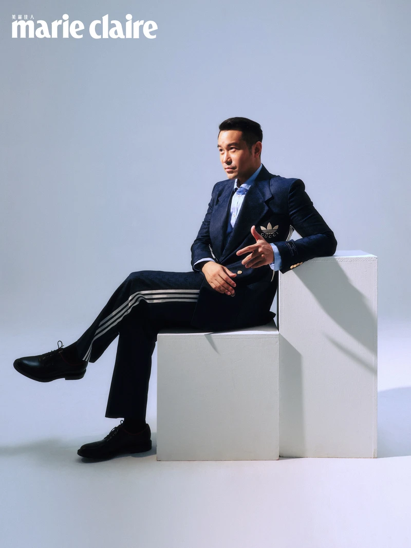 adidas x Gucci 藍色GG緹花刺繡夾克、西裝褲、藍色襯衫、黑色皮鞋，all by Gucci。