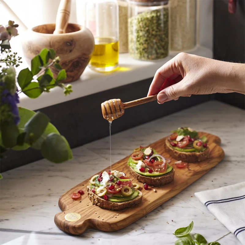 橄欖木堅硬且獨一無二的紋路，是餐桌上展現風格的最佳道具及器皿。