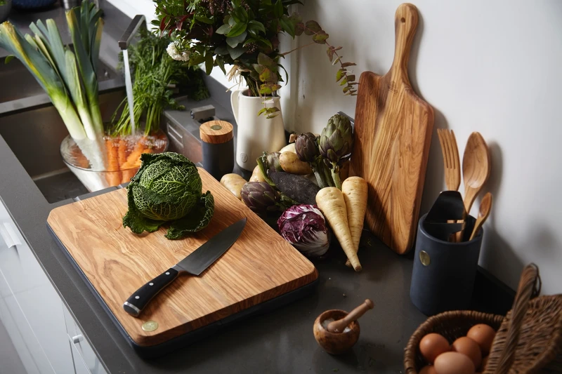 鄉村主廚橄欖原木砧板系列，定價NT1,490元起。