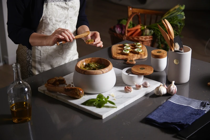 橄欖木與晶鑽泥雙重材質的結合，充滿時尚感的現代工業設計，定價NT2490元起。