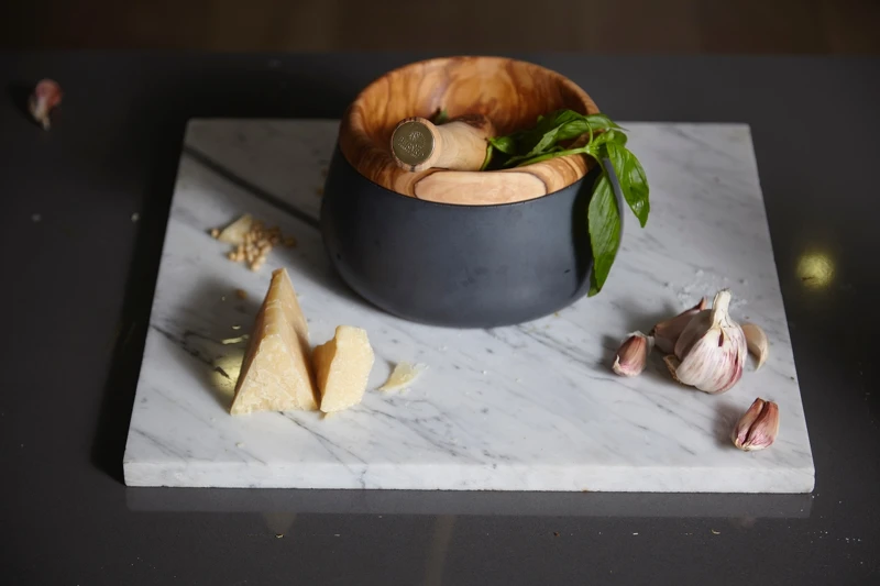 晶鑽泥雙重材質系列有黑、白雙色。