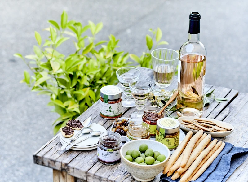 義大利西西里島綠橄欖，售價NT550元；法國尼歐斯黑橄欖，售價NT590元。