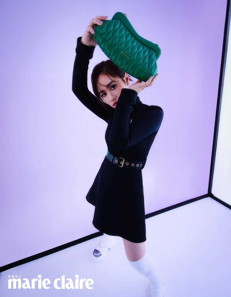 黑色洋裝,Louis Vuitton;白色長襪,Miu Miu;白色切爾西厚底短靴,CHARLES & KEITH。 黑色洋裝,Louis Vuitton;白色長襪,Miu Miu;白色切爾西厚底短靴,CHARLES & KEITH。